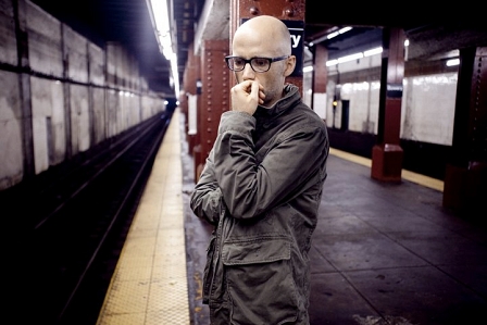 Moby Portraitfoto in einer U-Bahn Station