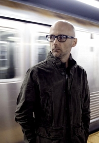 Moby Portraitfoto in einer U-Bahn