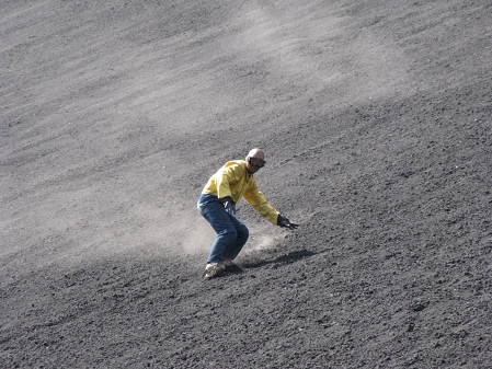 Mensch beim Vulkansurfen