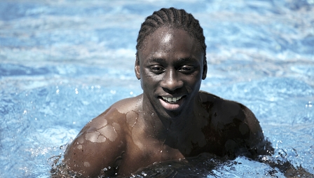 Filmstill aus Un homme qui crie, zeigt einen Mann im Schwimmbad