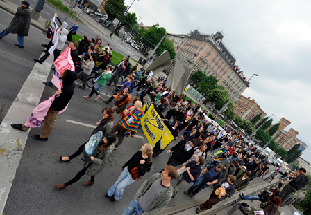 Eine unangemeldete Kundgebung gegen die österreichische Abschiebe- und Asylpraxis am Dienstag, 04. Mai 2010, auf dem Franz-Josefs-Kai in Wien.