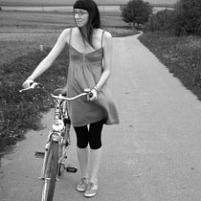 Ruth Verres schwarz weiss foto mit fahrrad auf landstrasse