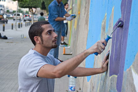 Pascal Zohgbi rollt farbe auf eine wand