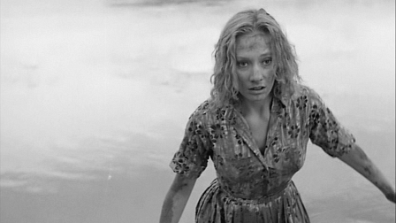 SZenenbild aus "Carnival of Souls", eine Frau steigt in einem Kleid aus einem See