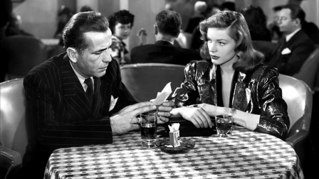 Humphrey Bogart und Lauren Bacall in einem Restaurant; Szenenbld aus "The Big Sleep"