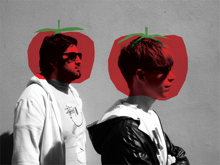 die zwei herren von digitalism mit tomaten am kopf