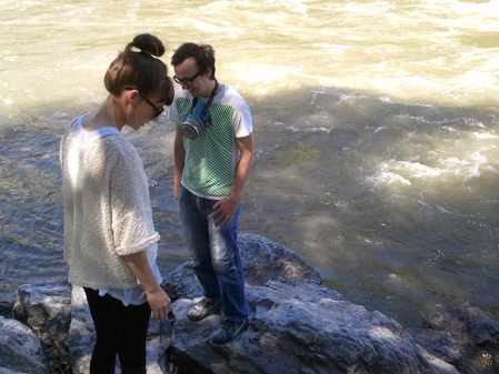 Karin Lernbeiß und Tobias Kestel wählen den nächsten geeigneten Steinbrocken an der Mur.