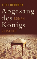 Buchcover von "Abgesang des Königs". Im Bild ein Tisch in der Wüste, bedeckt mit Sand