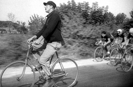 Jacques Tati auf einem Fahrrad