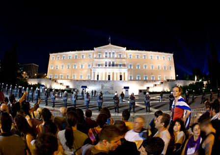 Demonstration bei Nacht vor dem streng bewachten Parlament in Athen