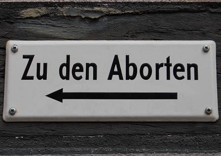 Schild: "Zu den Aborten"