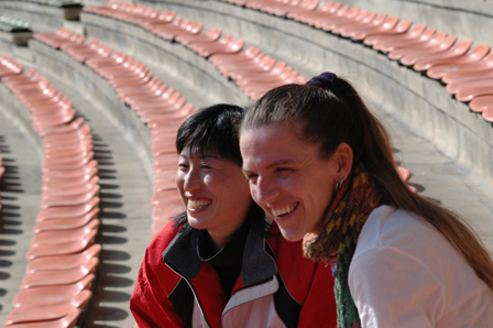 Ri Jong Hi (li), Brigitte Weich in einem stadion