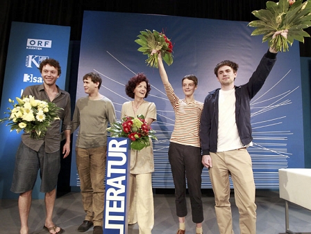 Maja Haderlap mit Blumenstrauß, inmitten der anderen Preisträger beim Bachmannpreis 2011