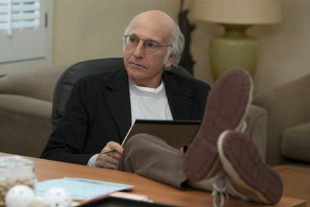 Larry David, die Beine auf dem Schreibtisch