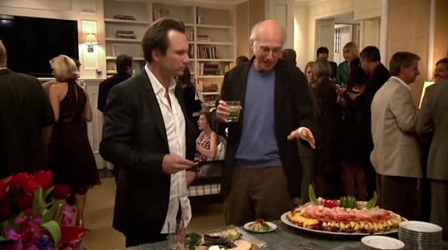 Larry David und Christian Slater an einem Buffet, Szene aus "Curb Your Enthusiasm"