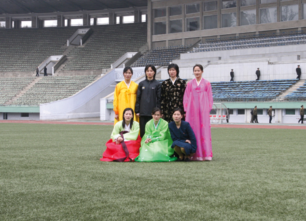 nordkoreanische fussballerinnen posieren in tracht auf dem spielfeld