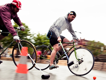 Polospielen auf dem Fahrrad