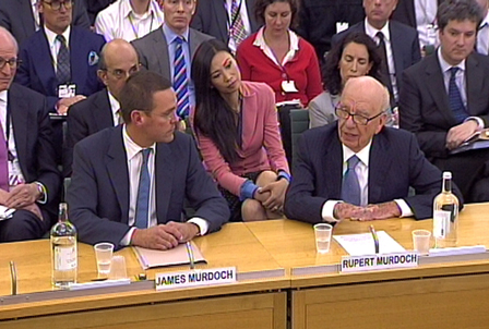 James Murdoch und Rupert Murdoch bei einer Anhörung.