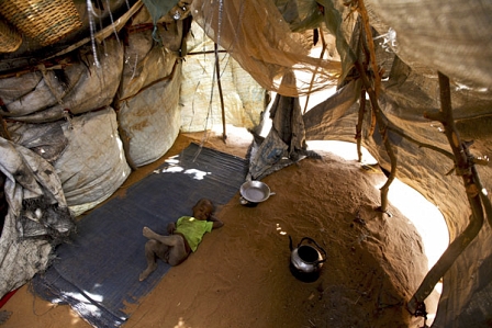 © EPA/DAI KUROKAWA Kind in einem Zelt im Flüchtlingslager Dadaab