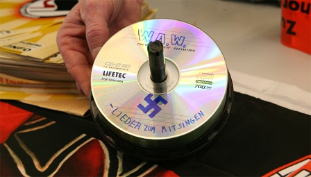 CD mit Hakenkreuz