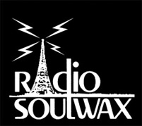 Das Logo von "Radio Soulwax": Man sieht weiße Schrift auf schwarzem Hintergrund, das "a" ist eine Stilisierung des Eiffelturms, der Radiowellen funkt.