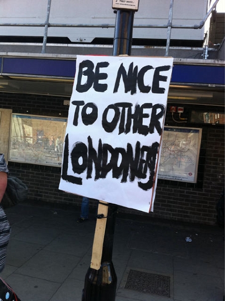 Schild: "Be Nice To Other Londoners"