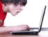 © Klaus Eppele / Fotolia junger Mann mit offenem Mund vor seinem Laptop