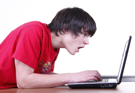 © Klaus Eppele - Fotolia.com junger Mann mit offenem Mund vor seinem Laptop