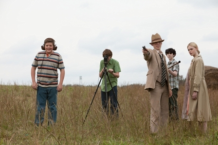 Kinder stehen in einem Feld und drehen einen FIlm, Szenenbild aus "Super 8"