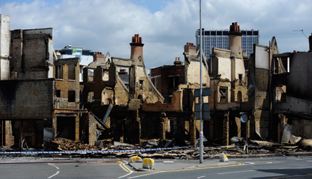 Ein Haus nach einem Brand in London