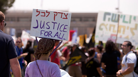 Demonstrantin in Israel mit Schild: "Justice for all"