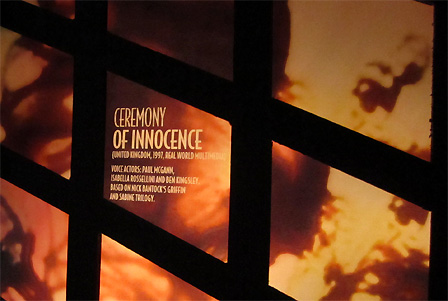 Ein rückbeleuchteter Schriftzug zum Videospiel "Ceremony of Innocence".