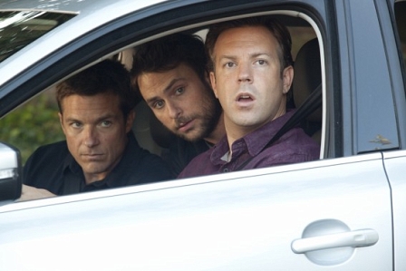 Jason Bateman, Charlie Day und Jason Sudeikis in eiem Auto sitzend; Szenenbild aus "Horrible Bosses"