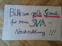 © amici delle SVA Karton mit der Aufschrift: Bitte um große Spende für meine SVA Nachzahlung