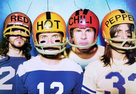 Red Hot Chili Perres mit Rugbyhelmen