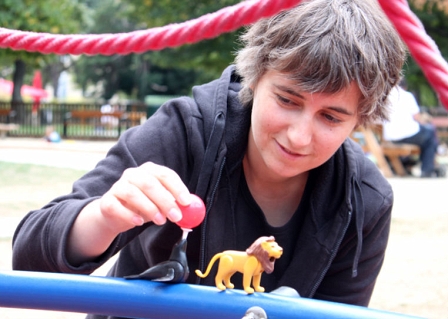 Portrait Rosemarie Eichinger am Spielplatz mit Playmobilfiguren 2