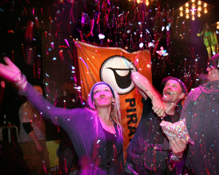 AnhängerInnen der Piraten Partei feiern den Wahlerfolg