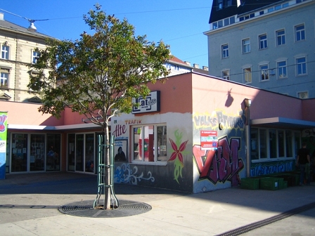 Jugendzentrum am Volkertmarkt, vor dem einige Kisten mit jungen Pflanzen stehen