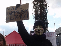 occupy-demonstrant mit anonymous-maske und pappkarton-protest