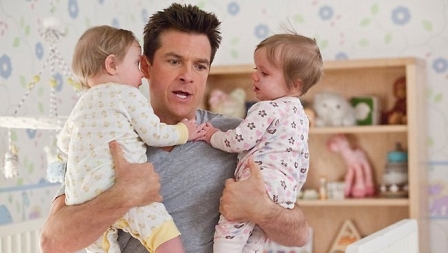 Jason Bateman hält zwei Babies, Szenenbild aus "the change up"