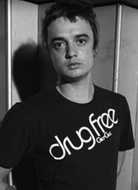 Pete Doherty mit T-Shirt Drug Free