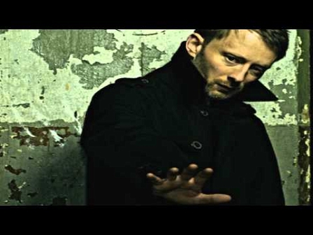 Thom Yorke von vorne, der die Hand abwehrend ausstreckt