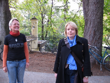 Eine der Kuratorinnen des Diskursprogramms des Elevate Festivals 2011, Brigitte Kratzwald, und die Soziologin Andrea Bührmann stehen im Freien im Grazer Stadtpark