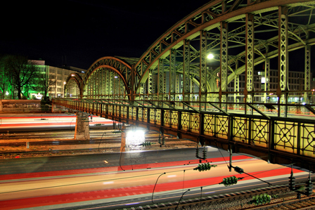 hackerbruecke in muenchen bei nacht