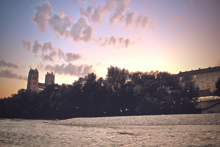 muenchen, isar im sonnenuntergang