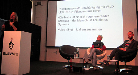 Margarethe Holzer trägt am Elevate Festival 2011 über Permakultur vor. Kernsatz: "Alles hängt mit allem zusammen."