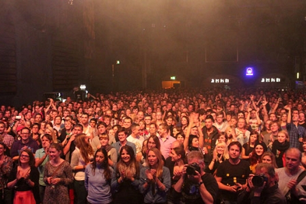 Leute in der großen Halle