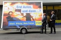 FDP-Plakat: "Erst Autos, und dann...? Arbeit. Bildung. Mehr Polizei. FDP"