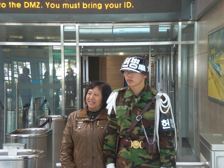 koreanischer Soldat und Touristin