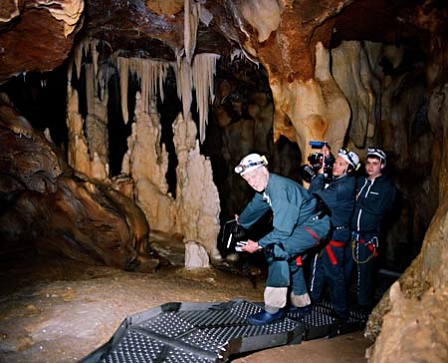 Männer mit Kamera in einer Höhle